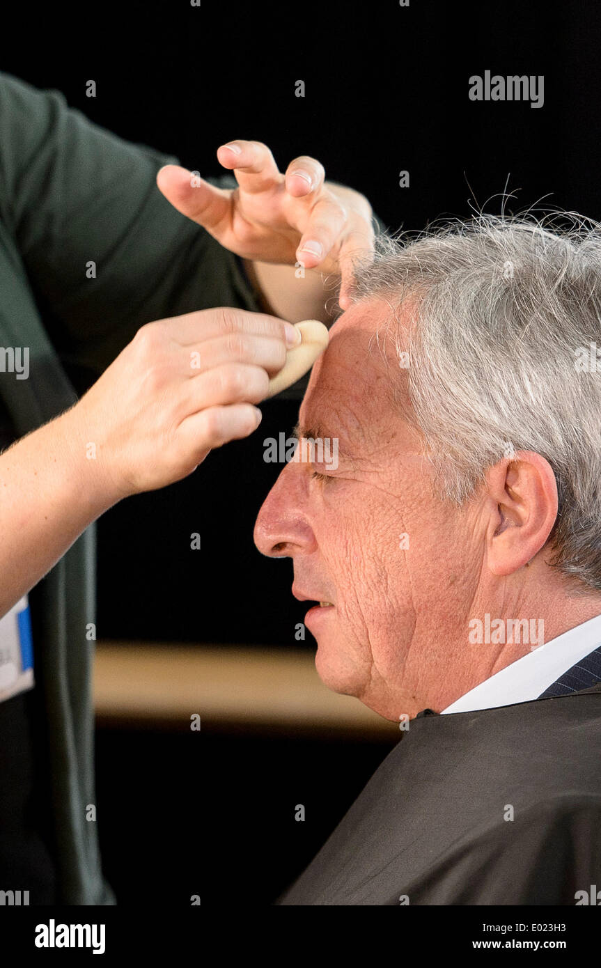 Brussels, Bxl, Belgium. 29th Apr, 2014. Jean-Claude Juncker, top candidate for European People's Party (EPP) receives the make-up ahead of Euranet's 'Big Crunch' Presidential debate at the EU parliament in Brussels, Belgium on 29.04.2014 The four top candidates for the presidency of the European Commission - Jean-Claude Juncker, Ska Keller, Martin Schulz and Guy Verhofstadt - attend EU-wide debate organized by EuranetPlus and focused on the major election topics. by Wiktor Dabkowski Credit:  Wiktor Dabkowski/ZUMAPRESS.com/Alamy Live News Stock Photo