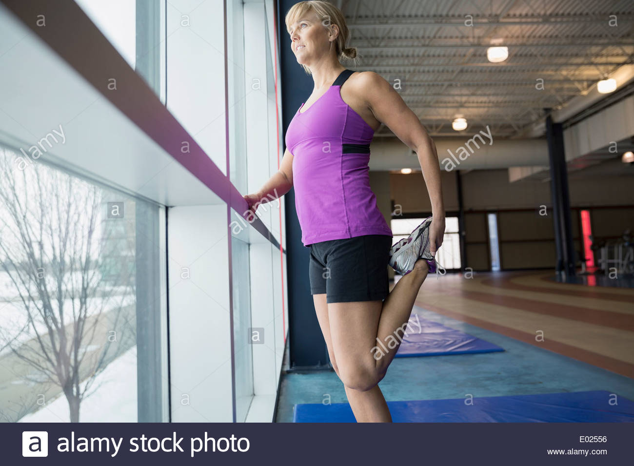 Mature woman one leg hi-res stock photography and images - Alamy