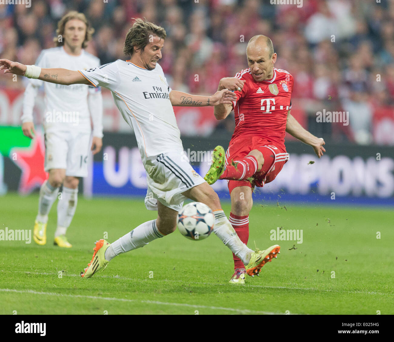 Munich, Germany. 29th Apr, 2014. UEFA Champions League, semi-final second leg. Bayern Munich versus Real Madrid. Arjen ROBBEN (FC Bayern) gets his shot past Fabio COENTRAO (Real Madrid) Credit:  Action Plus Sports Images/Alamy Live News Stock Photo