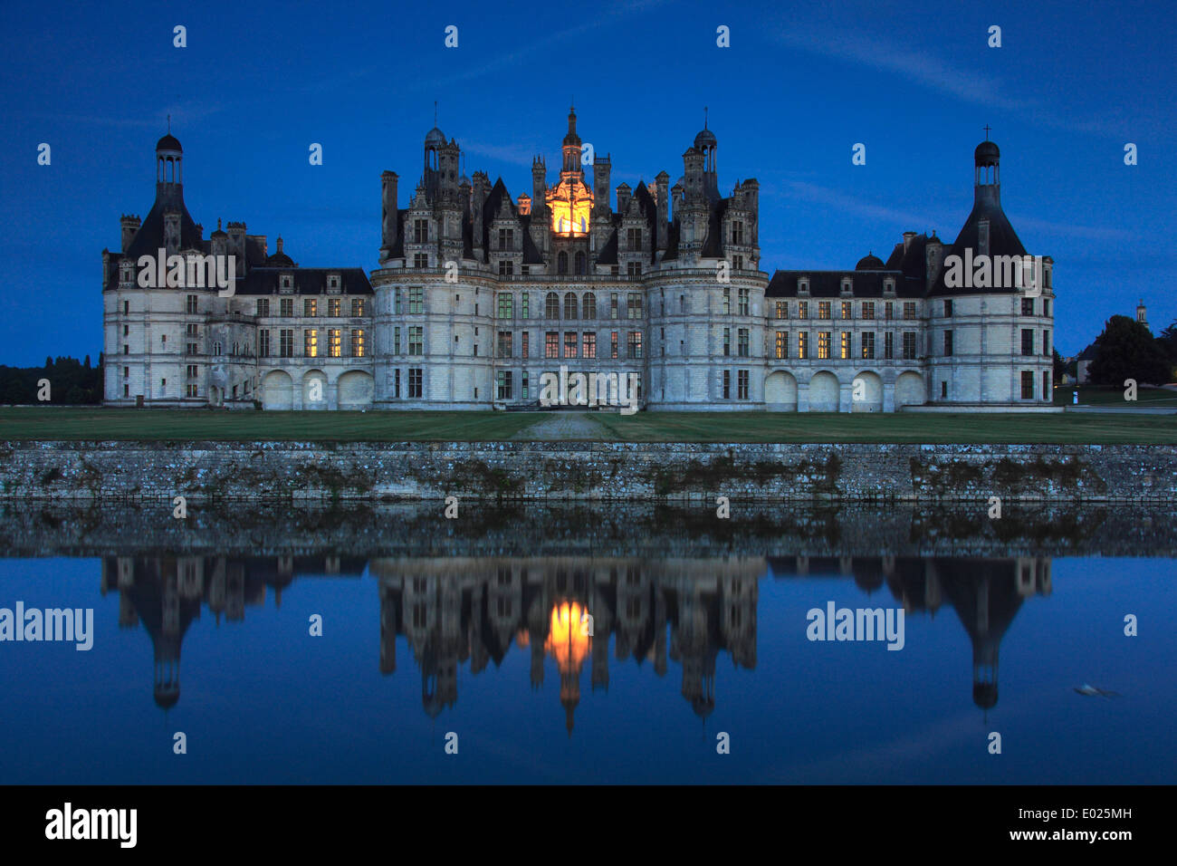 Photo Of The North Side Of Chateau De Chambord Reflecting In Evening And Night Lighting Chambord Loire Valley France Stock Photo Alamy Photo Of The North Side Of Chateau De Chambord Reflecting In Evening And Night Lighting Chambord Loire Valley France Stock Photo Alamy