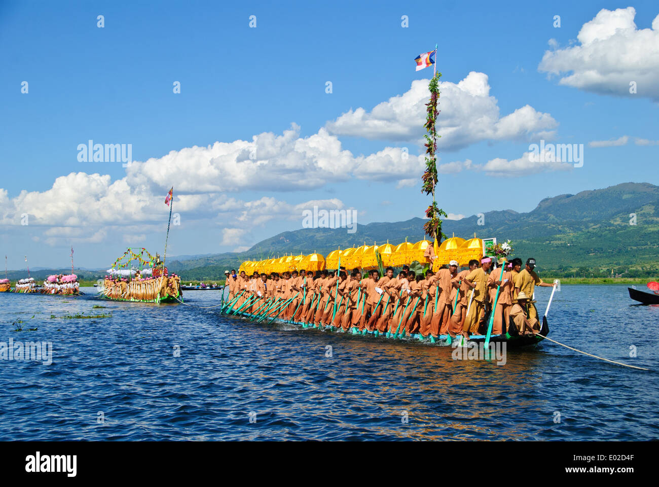 Leg-rowers moving forwards pulling the royal barge across Inle Lake during the festival Stock Photo