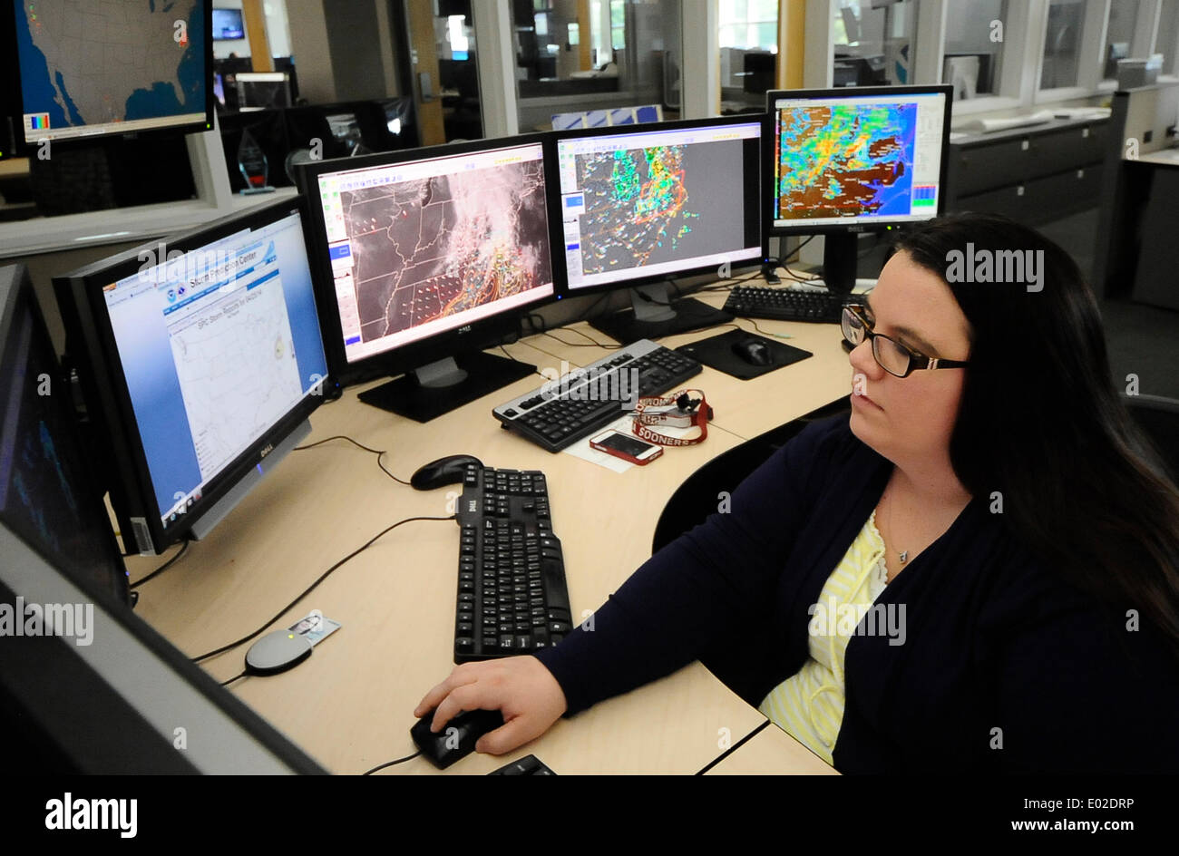 Norman OK, USA. 25th Apr, 2014. USA.NOAA/SPC Severe weather forecaster