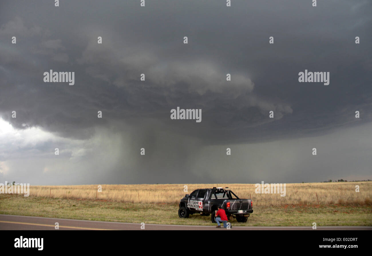 April 23, 2014. Vinson, Oklahoma. USA. Storm chaser photographers chase huge thunder storms supercells passing through the state of Oklahoma areas late Wednesday April 23, 2014. These thunder storms today are a precursor of what's forecast for this coming weekend Saturday, Sunday, and Monday that could be the most significant multi-day tornado outbreak in the U.S. since 2011. Photo by Gene Blevins/LA DailyNews/ZUMAPRESS (Credit Image: © Gene Blevins/ZUMAPRESS.com) Stock Photo