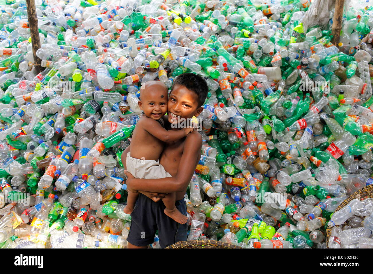 Dhaka, Bangladesh. 29th Apr, 2014. Bangladeshi children work along parents as they sift through