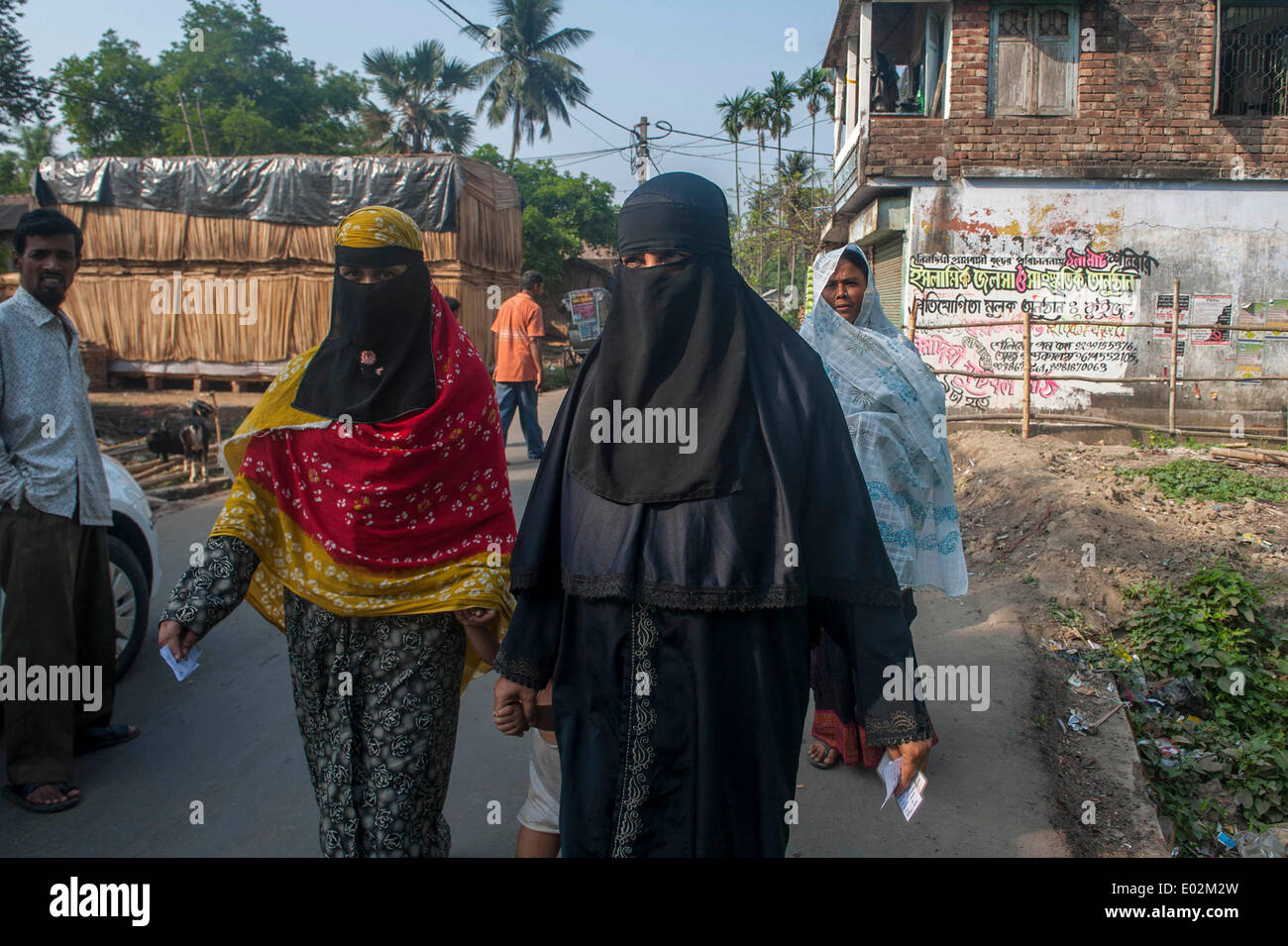 Calcutta, Indian state West Bengal. 30th Apr, 2014. Indian voters are seen on their way to a polling booth of Nimdighi village, some 35km away from Calcutta, capital of eastern Indian state West Bengal, April 30, 2014. India is in the process of a nine-phase election that lasts from April 7 till May 12. Credit:  Tumpa Mondal/Xinhua/Alamy Live News Stock Photo