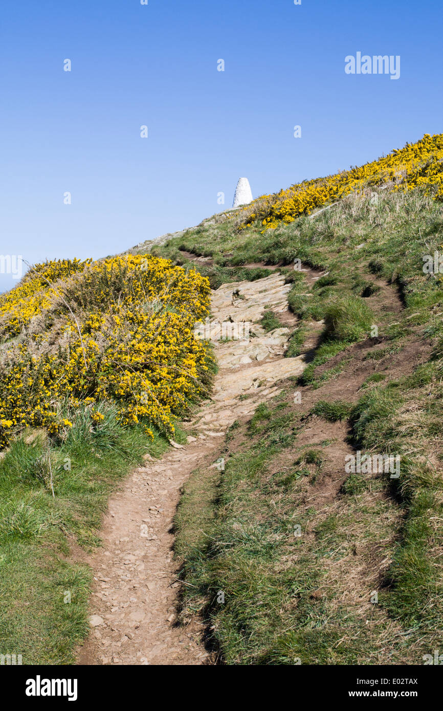 Footpath leading to white pillar that marks entrance of Porthgain harbour, Pembrokeshire, West Wales Stock Photo