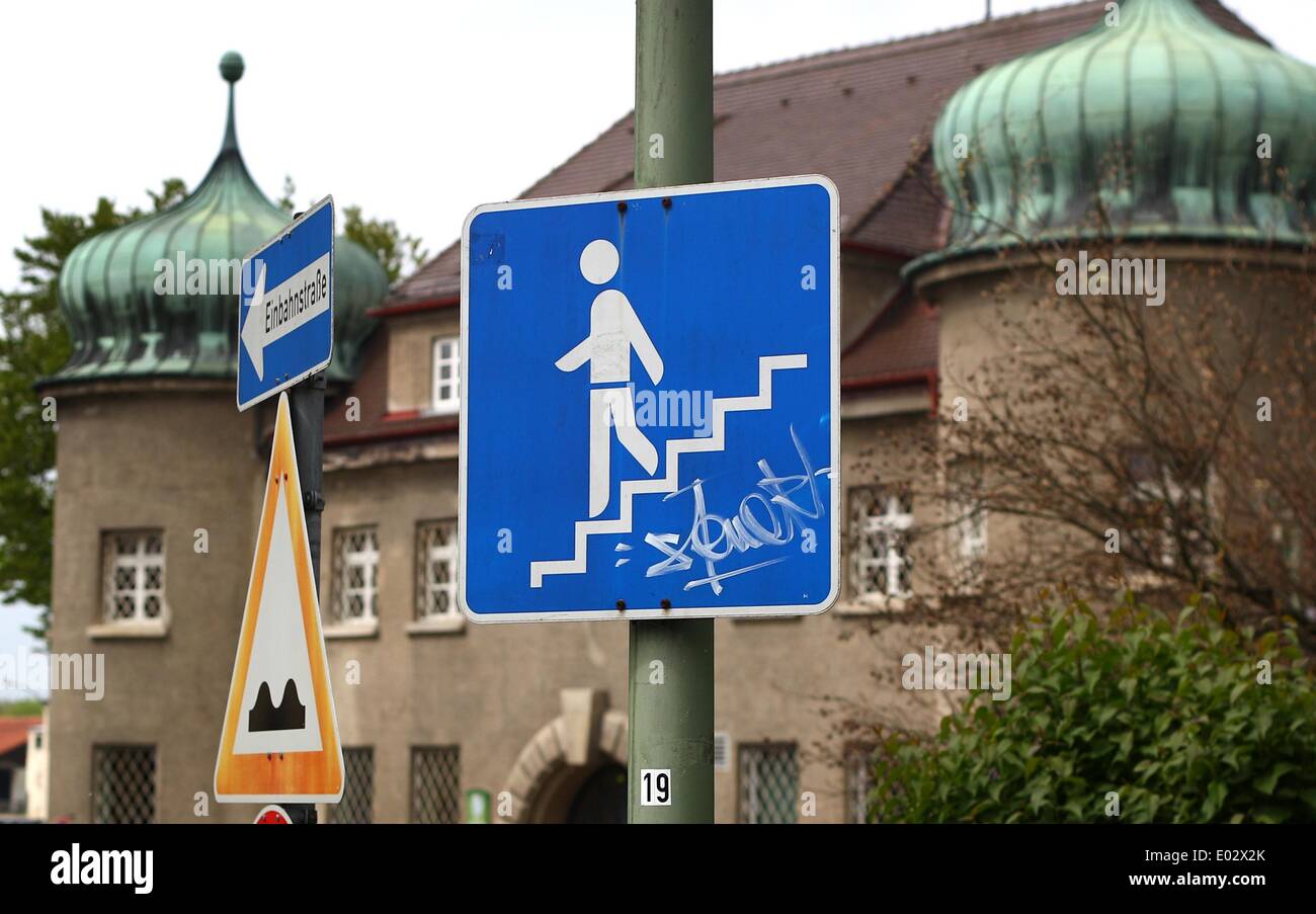 The main entrance to the prison with a traffic sign for an underground pedestrian crossing in Landsberg am Lech, Germany, 30 April 2014. The prison sentence start date of former President of Bayern Hoeness is being kept secret by the justice department for the time being. Photo: KARL-JOSEF HILDENBRAND/dpa Stock Photo
