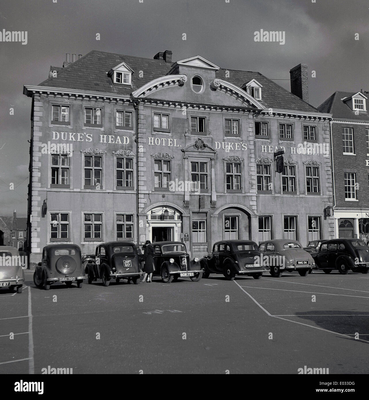 1950s. Historical picture showing the exterior of The Duke's Head Hotel, King's Lynn, Norfolk, England with cars in foreground. Stock Photo