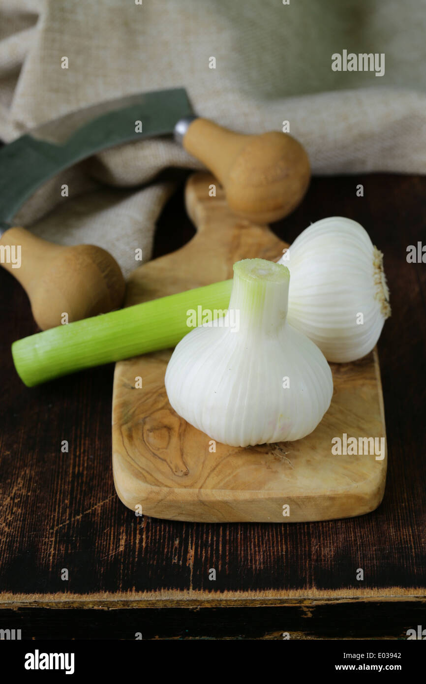 fresh organic garlic on a wooden kitchen board Stock Photo - Alamy
