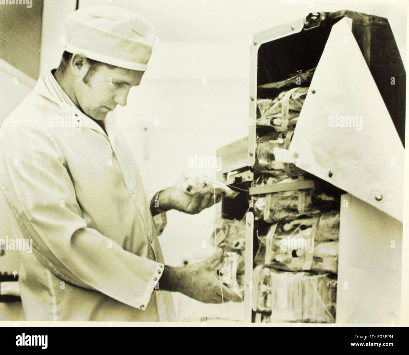 Nasa astronaut food preparation hi-res stock photography and images - Alamy