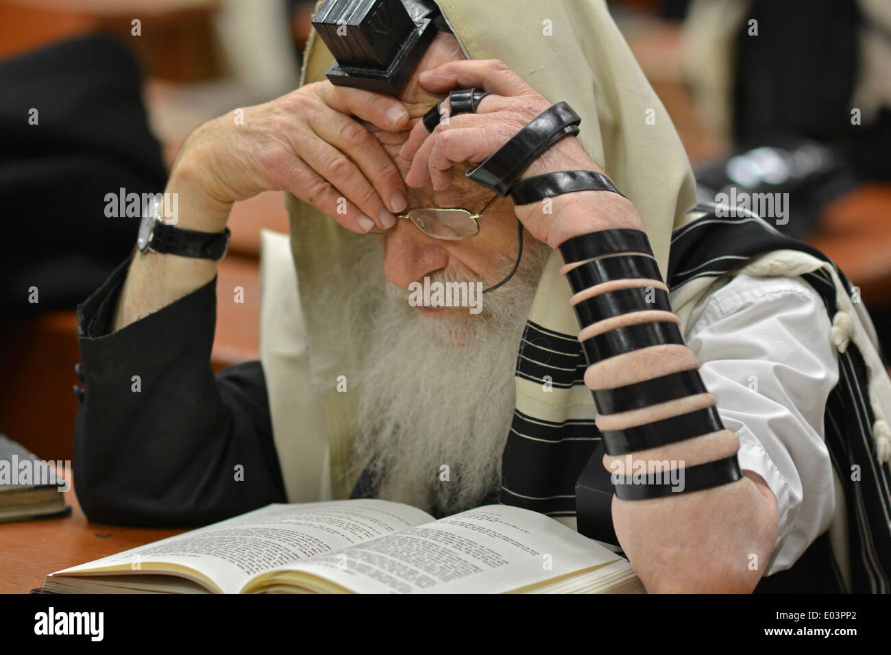 Religious Jewish man at studying at a synagogue in the Crown Heights section of Brooklyn, New York Stock Photo