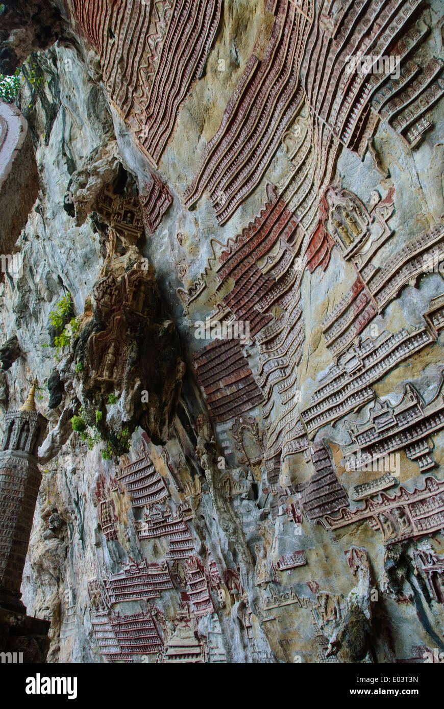 Clay Buddhas plastered all over the walls at Kawgun Cave Temple, Hpa-an. Stock Photo