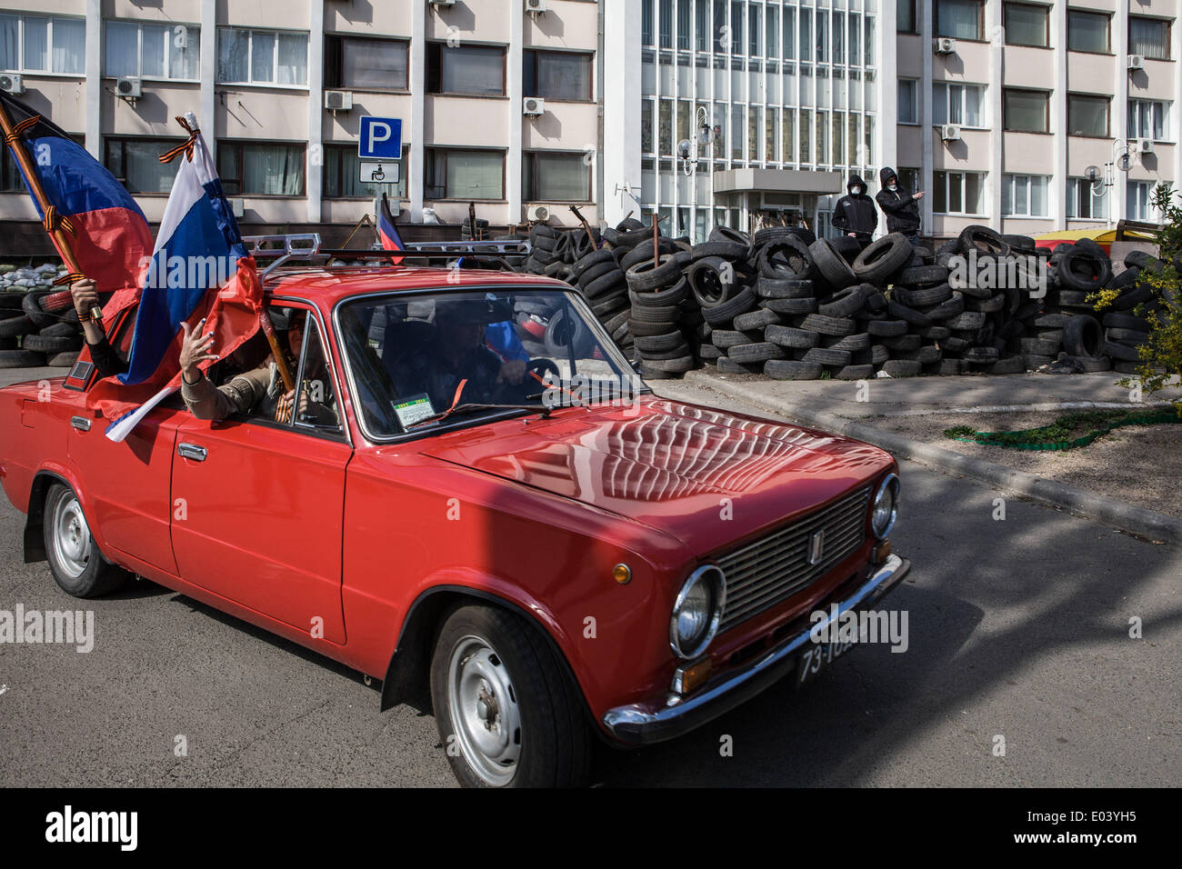Mariupol, Donetsk, Ukraine. 30th Apr, 2014. Pro-Russian outside of ...