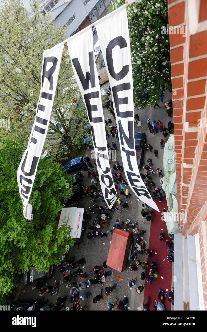Hamburg, Germany. 01st May, 2014. Banners reading 'Refugee Welcome Center' wave in front of a former school building, which will be used as 'Refugee Welcome Center' in future, in the Karolinenviertel district in Hamburg, Germany, 01 May 2014. Supporters of the so-called Lampedusa refugees fight for their right to stay. Photo: MARKUS SCHOLZ/dpa/Alamy Live News Stock Photo