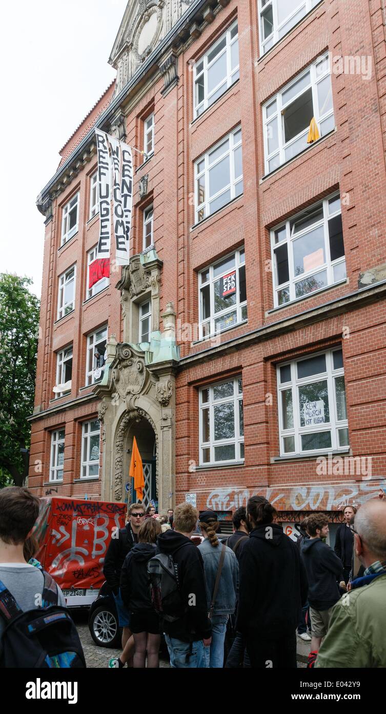 Hamburg, Germany. 01st May, 2014. Demonstrators stand in front of a former school building, which will be used as 'Refugee Welcome Center' in future, in the Karolinenviertel district in Hamburg, Germany, 01 May 2014. Supporters of the so-called Lampedusa refugees fight for their right to stay. Photo: MARKUS SCHOLZ/dpa/Alamy Live News Stock Photo