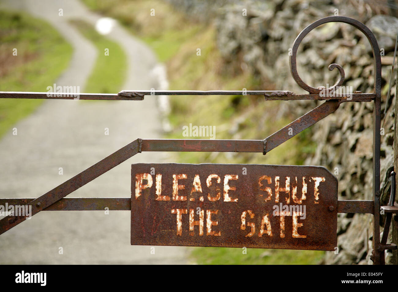 'Please Shut the Gate' sign on rusty metal gate, Snowdonia, Wales. Stock Photo