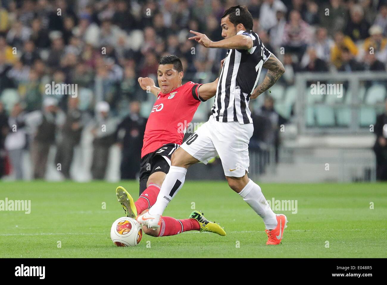 Turin, Italy. 01st May, 2014. UEFA Europa League Football. Semi-final 2nd leg. Juventus versus Benfica. Enzo Perez (Benfica) challenges Carlos Tevez (Juventus) Credit:  Action Plus Sports/Alamy Live News Stock Photo
