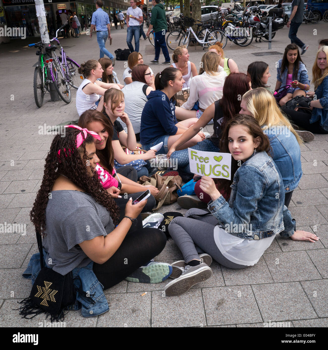 Hamburg - girls sit in the street offering free hugs Stock Photo