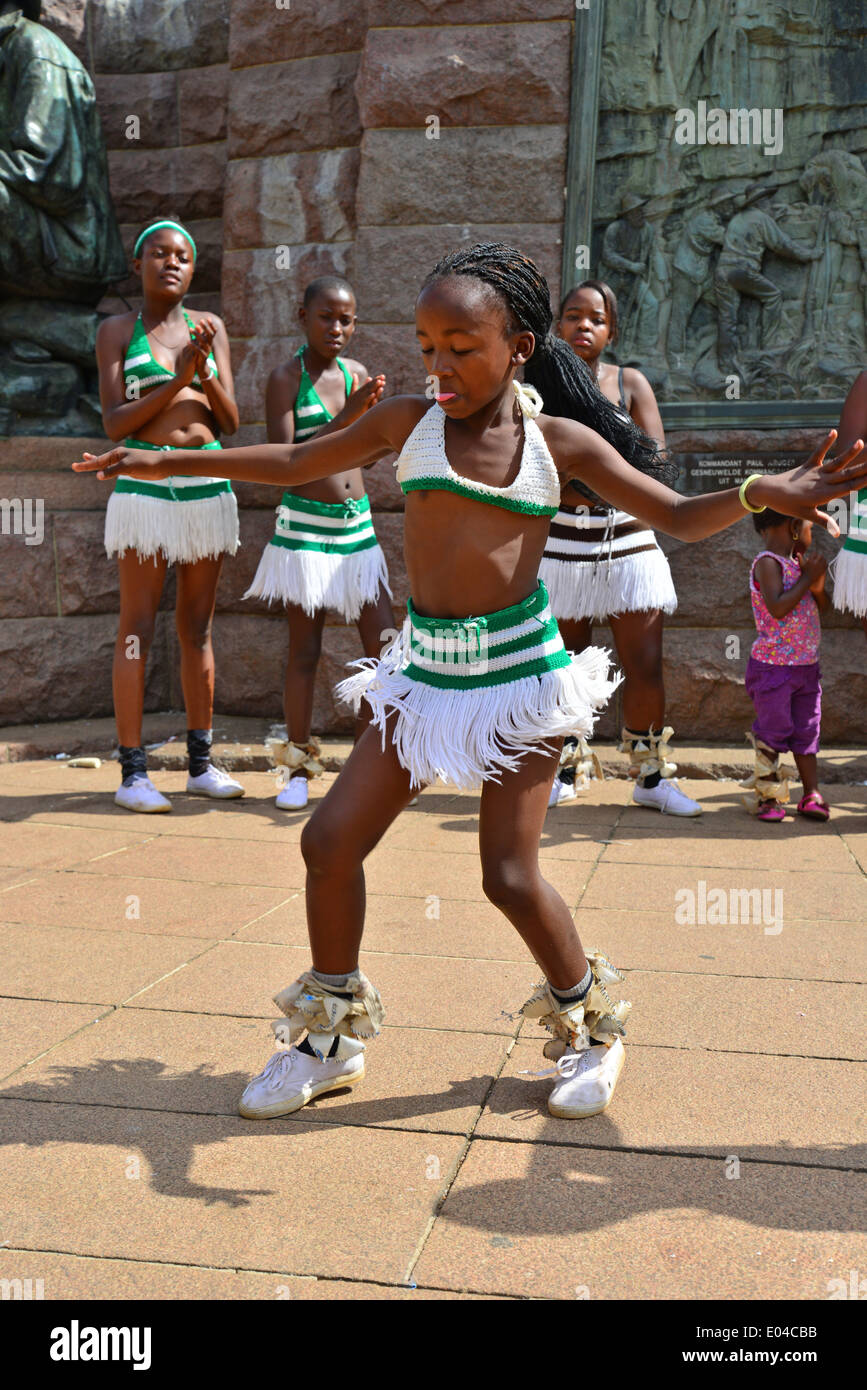 zulu dance Children's Zulu dance troupe in Church Square (Kerkplein), Pretoria,  Gauteng Province, Republic of South Africa Stock Photo - Alamy