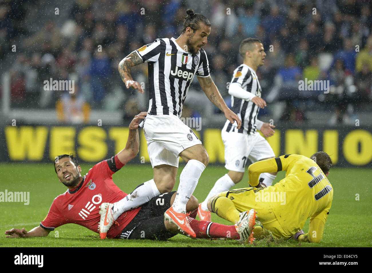 Turin, Italy. 1st May, 2014. Ezequiel Garay (L) of Benfica tackles as Pablo Osvaldo (C) of Juventus attacks during their semifinal match at the 2013/2014 UEFA Europa League in Turin, Italy, May 1, 2014. The match ended with a 0-0 tie and Benfica qualified to final with 2-1 on aggregate. Credit:  Alberto Lingria/Xinhua/Alamy Live News Stock Photo