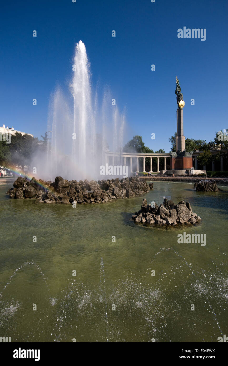 Hochstrahlbrunnen, Heldendenkmal der Roten Armee, Schwarzenbergplatz, Wien, Österreich Stock Photo