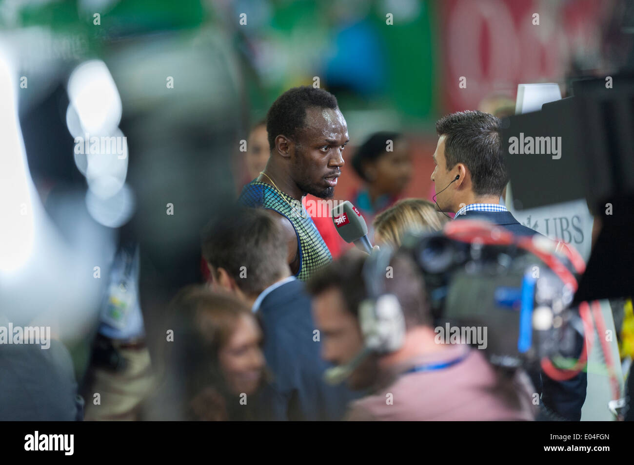 Usain Bolt (JAM) is surrounded by journalists after his victory at the 100m IAAF Diamond League final Diamond race in Zurich Stock Photo