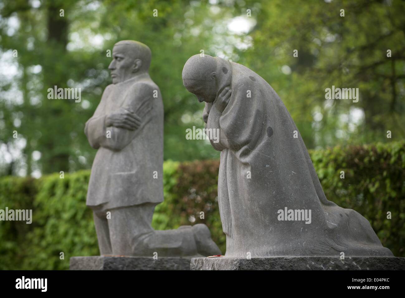 Vladslo, Germany. 22nd Apr, 2014. The sculpture group "Mourning Parents" by Kaethe Kollwitz is pictured at the German WWI military cemetery in Vladslo, Germany, 22 April 2014. More than 25,000 Germans are buried there. Photo: Uwu Zucchi/dpa/Alamy Live News Stock Photo