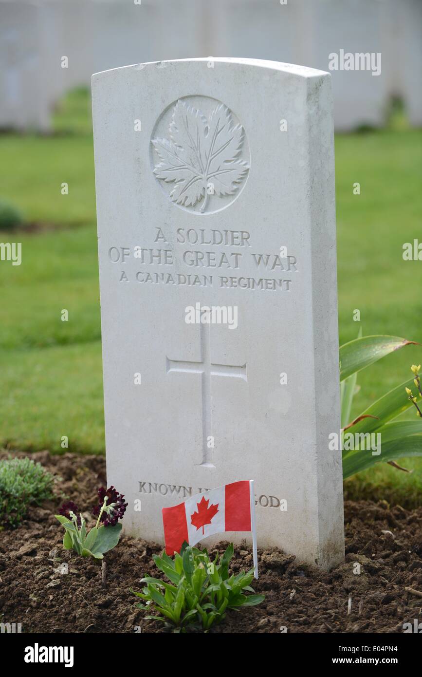 Souchez, France. 22nd Apr, 2014. The grave of a Canadian soldier in the British Cabaret Rouge Cemetery in Souchez, France, 22 April 2014. It is one of the largest British WWI military cemeteries. Photo: Uwe Zucchi/dpa/Alamy Live News Stock Photo