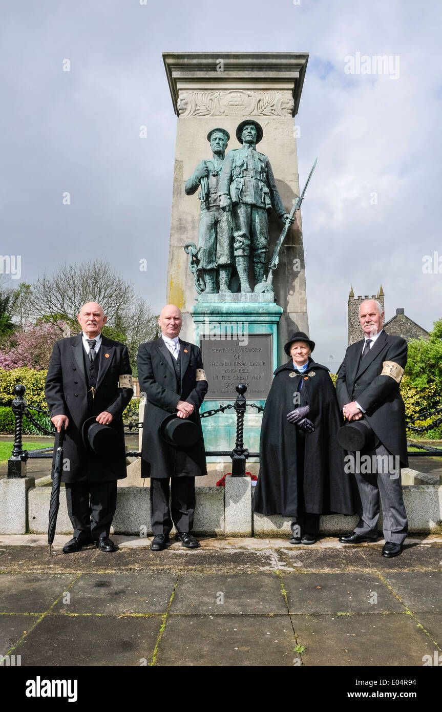 PUP senior members Nigel Gardiner, Billy Hutchinson and Ken Wilkinson with  Reverend Captain Edith Quirey at Larne war memorial Stock Photo