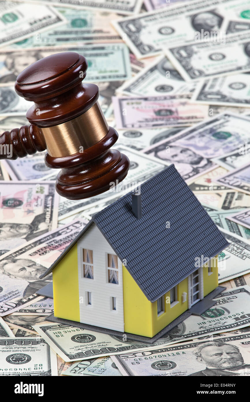 Symbol for really estate crisis At houses in America, Symbol fuer Immobilien Krise bei Haeusern in Amerika Stock Photo