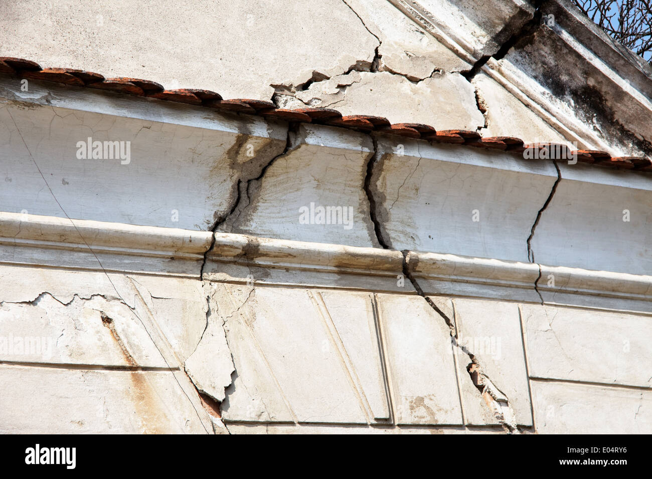 Erdbeben damages and tears on a house flow in the south Italy, Erdbebe Schaeden und Risse an einer Hauswand in Sued Italien Stock Photo