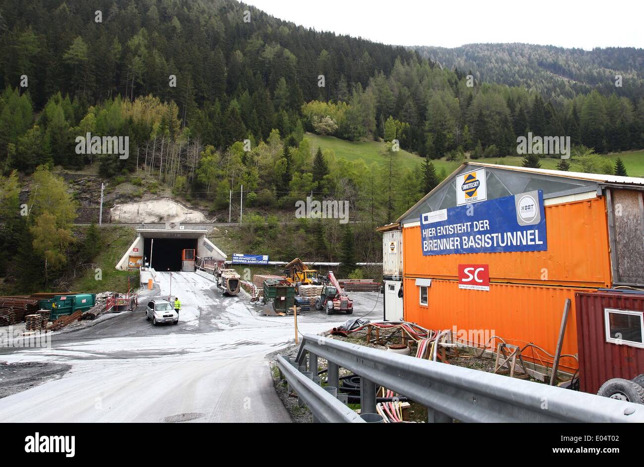 Der Eingang zum Zugangsstollen zum Brenner Basistunnel aufgenommen am 02.05.2014 bei Steinach (Österreich). Vertreter aus Politik und Medien informierten sich vor Ort über das Projekt, welches derzeit das größte geplante grenzüberschreitende Verkehrsprojekt zwischen Österreich und Italien ist und auch erhebliche Auswirkungen auf den Schienen- und Lastverkehr in Deutschland haben wird. Foto: Karl-Josef Hildenbrand/dpa +++(c) dpa - Bildfunk+++ Stock Photo