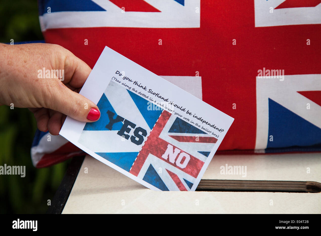 Scorton, Lancashire 2nd May, 2014. 'Yes or No'  Voting tableaux at the  Bank Holiday Bikes & Barrows Festival in the picturesque village of Scorton, near Lancaster. Credit:  Mar Photographics/Alamy Live News Stock Photo