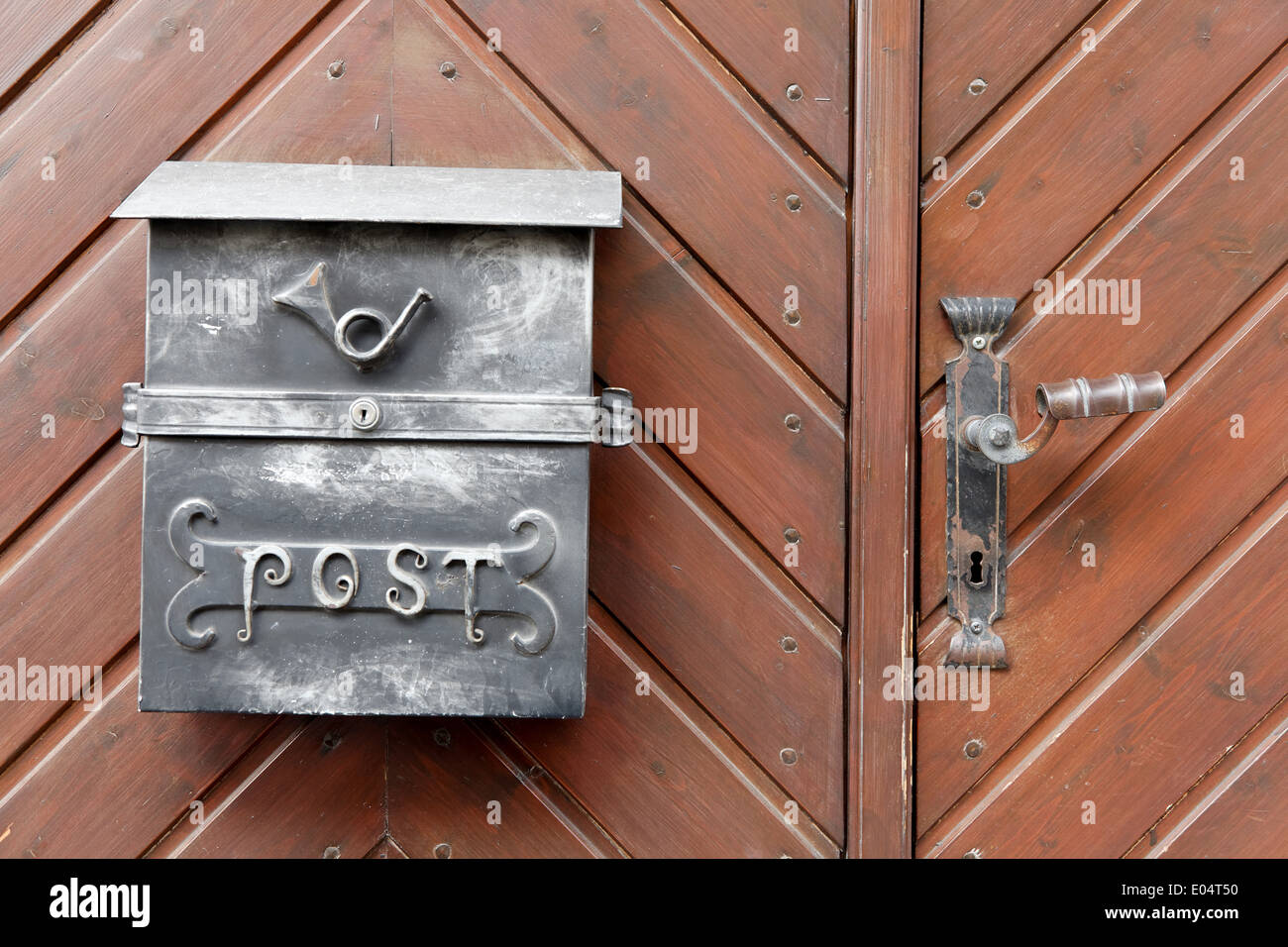 Rustic iron mail box on a wood performs statute labour door, Rustikaler Eisenbriefkasten auf einer Holz Eingangstuer Stock Photo