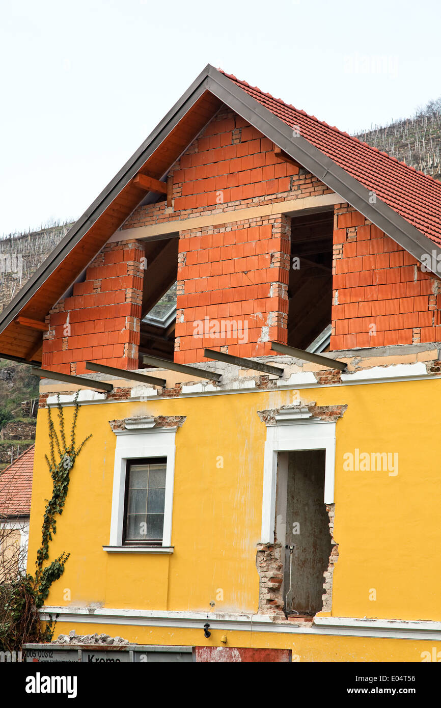 Rebuilding and enlargement works in to in old yellow house, Umbau und Erweiterungsarbeiten am einem alten gelbe Haus Stock Photo