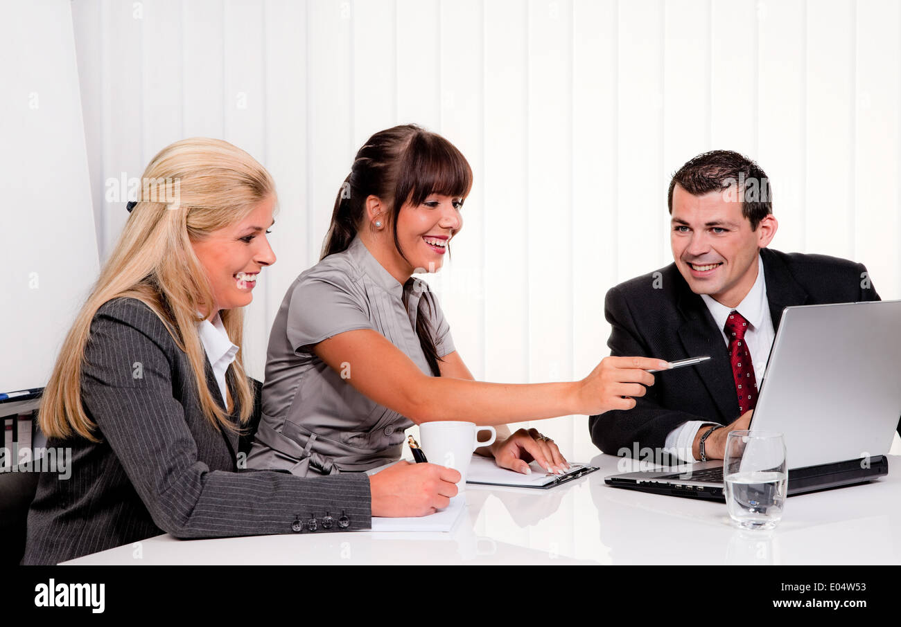 Successful young team with a meeting in the office, Erfolgreiches junges Team bei einem Meeting im Buero Stock Photo