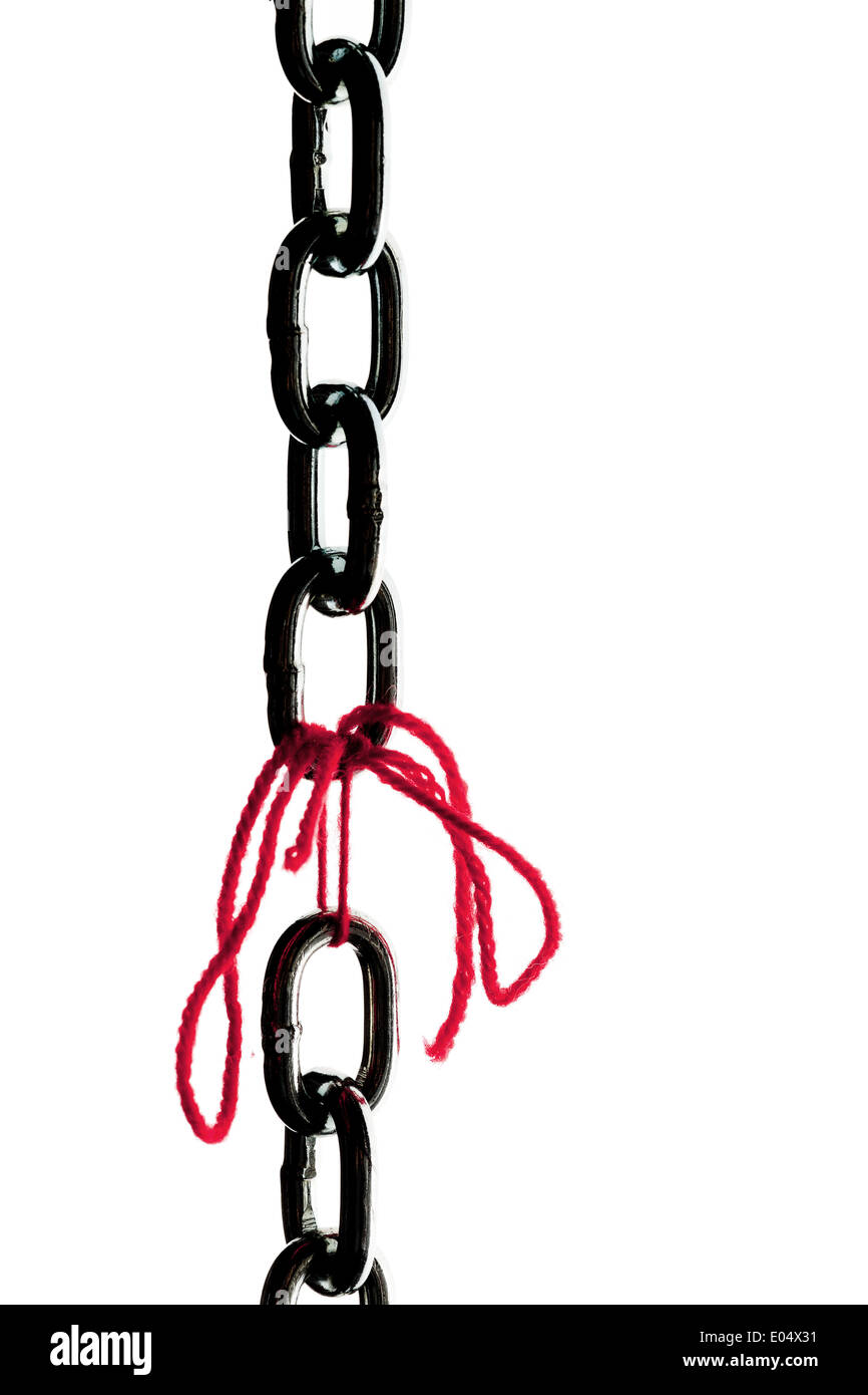 Defective steel chain is held together by a thread, Defekte Stahlkette wird von einem Faden zusammengehalten Stock Photo