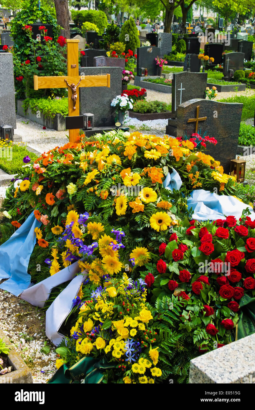A fresh grave is on a cemetery after a burial., Auf einem Friedhof ...