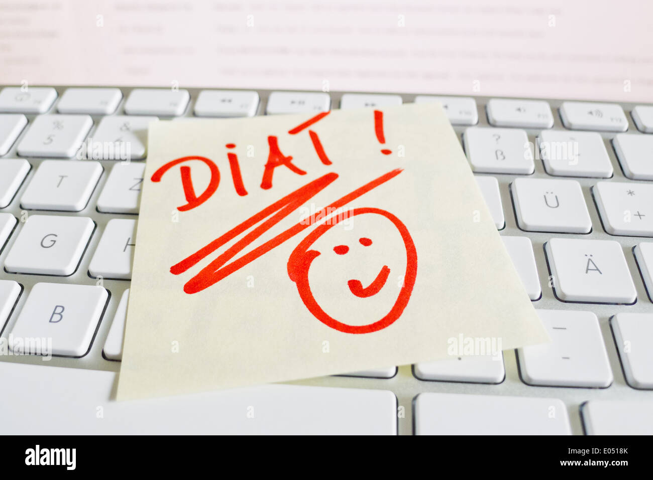 A note slip of paper lies on the keyboard of a computer in memory: Diet, Ein Notizzettel liegt auf der Tastatur eines Computers Stock Photo
