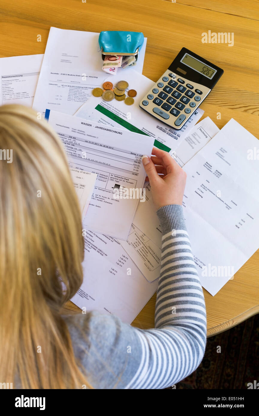 A woman with open calculations has many debts. Unemployment and private bankruptcy, Eine Frau mit offenen Rechnungen hat viele S Stock Photo