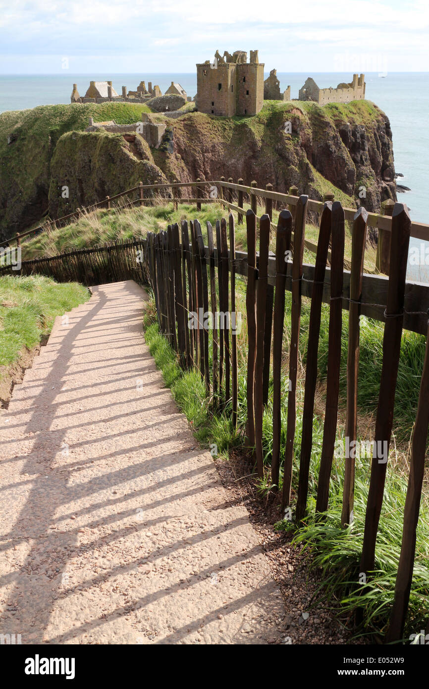 Coastal path between Dunnottar Castle and Stonehaven - Aberdeenshire -  Scotland - UK Stock Photo - Alamy