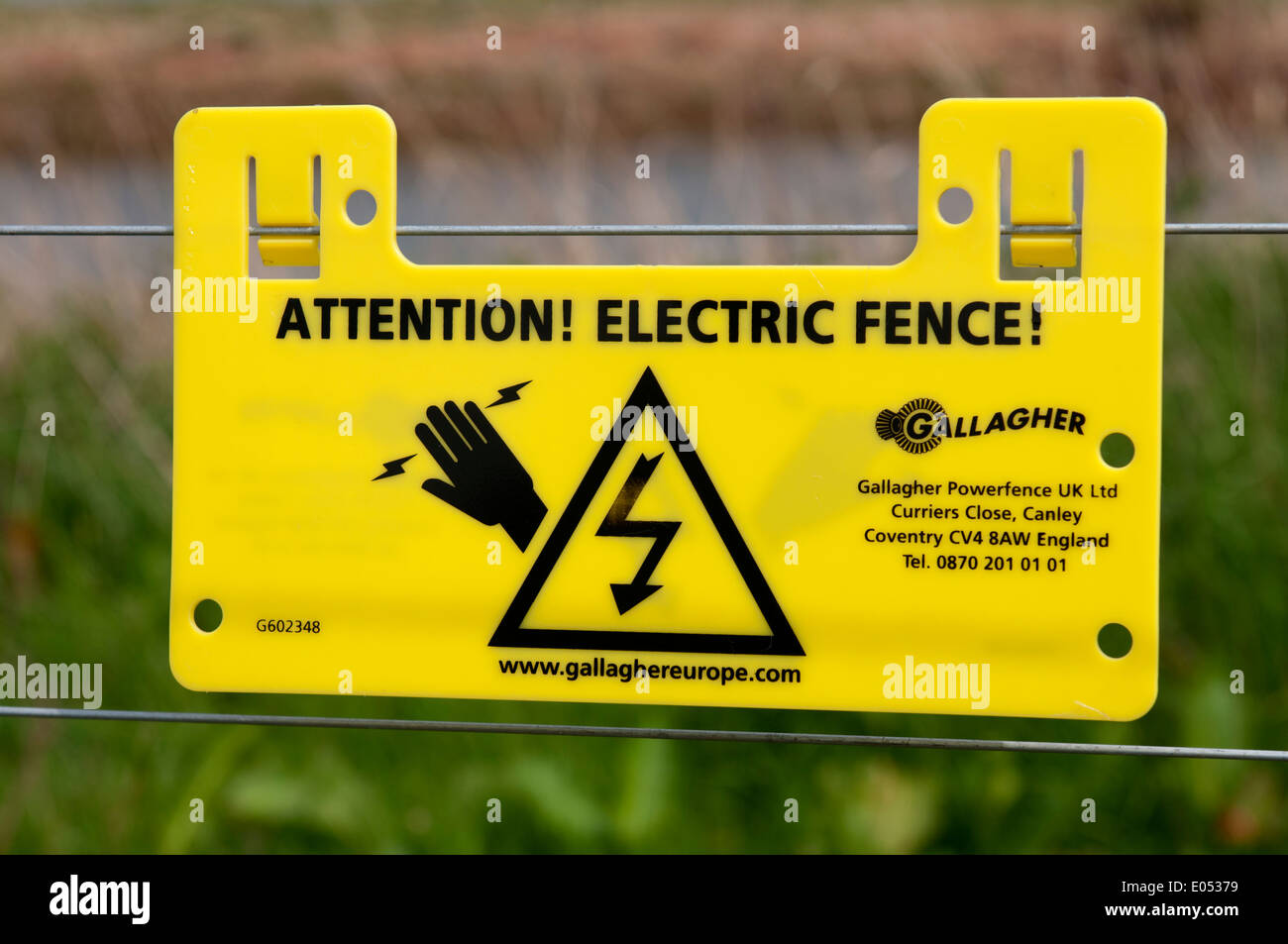 Electric fence sign hi-res stock photography and images - Alamy