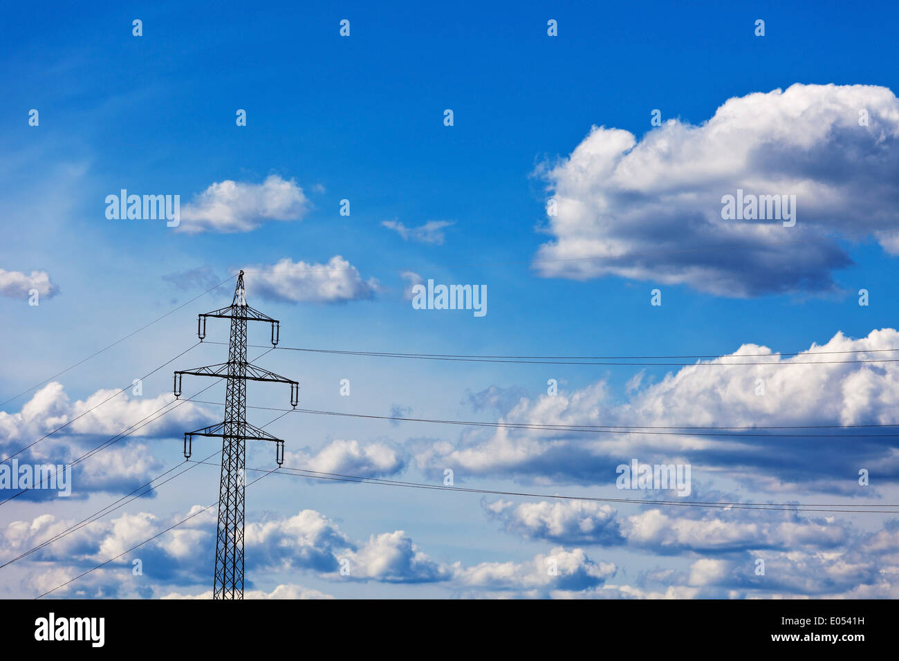 Masts of a stream high-tension management. Power supply line before sky, Masten einer Strom Hochspannungs-Leitung. Stromleitung Stock Photo