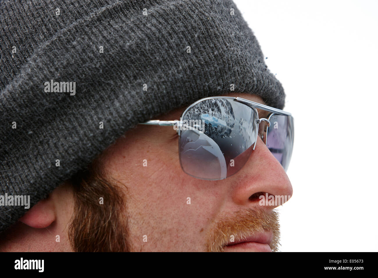 People wearing sunglasses hi-res stock photography and images - Alamy