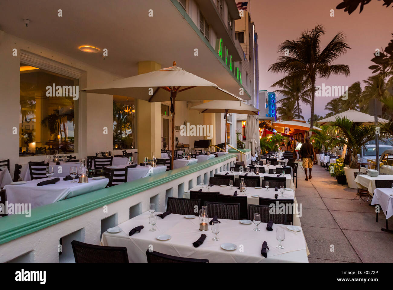 Sidewalk restaurant outside the Avalon Hotel, Ocean Drive at night, South Beach, Miami Beach, Florida, USA Stock Photo