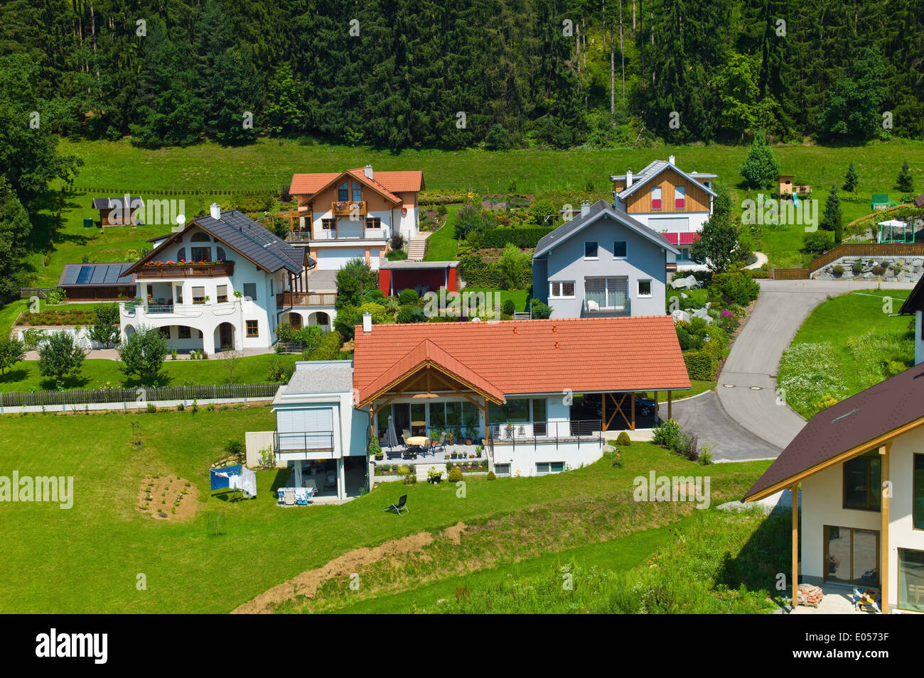 Several single-family dwellings in a settlement. Regional planning and own home, Mehrere Einfamilienhaeuser in einer Siedlung. R Stock Photo