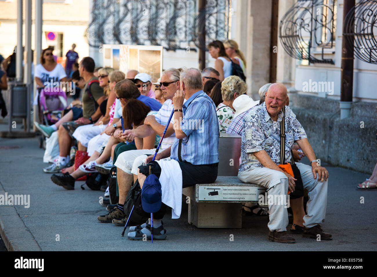 Pensioners and pensioners sit on a bank and wait, Pensionisten und Rentner sitzen auf einer Bank und warten Stock Photo