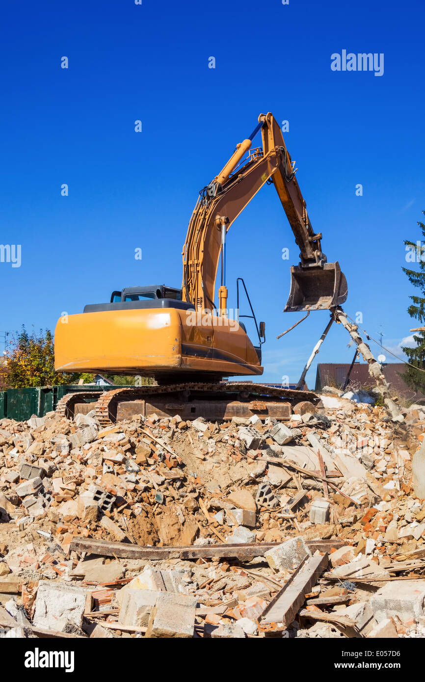 A house is torn off. Excavator on the building site. New living space is created by the demolition, Ein Haus wird abgerissen. Ba Stock Photo