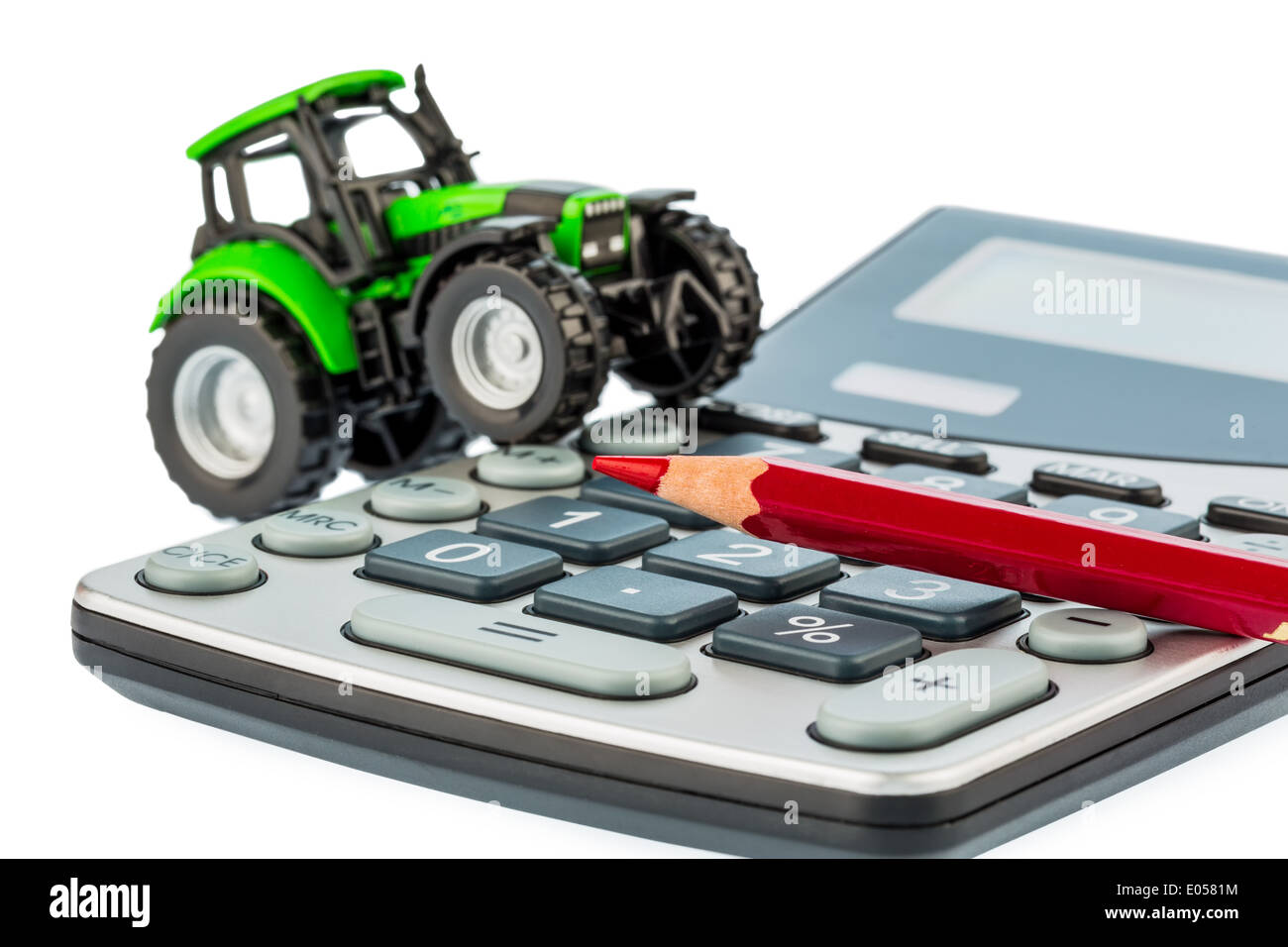 Ein traktor liegt auf einem taschenrechner kosten fuer benzin hi-res stock  photography and images - Alamy