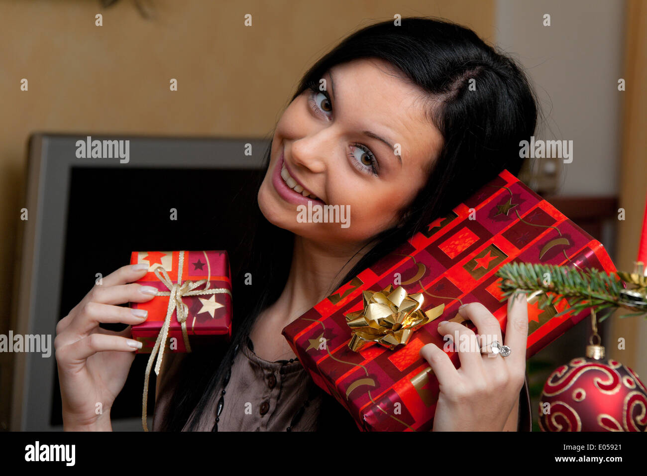 Young woman with Christmas presents, Junge Frau mit Weihnachtsgeschenken Stock Photo